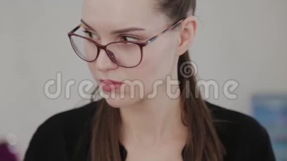 一个戴眼镜的女孩说话的美丽肖像视频的预览图