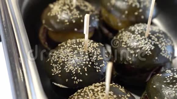 金属托盘上的黑色汉堡假日自助餐视频的预览图
