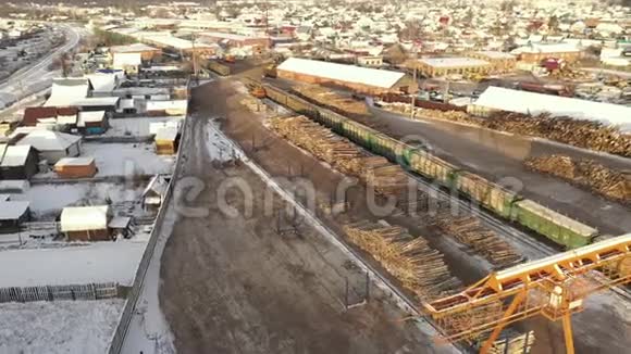 货运列车附近有木工工厂木工工厂鸟瞰图在锯木厂里的伐木火车视频的预览图