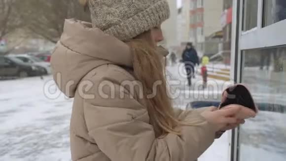 冬天下雪的时候女孩在小卖部买东西视频的预览图