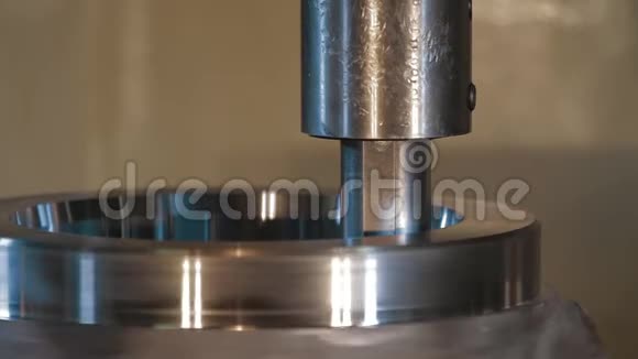 金工铣床在工厂生产金属细节金属加工的机床一个金属工件视频的预览图
