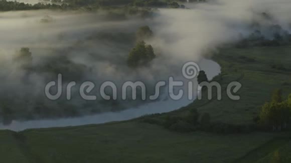 雾气笼罩着江面视频的预览图