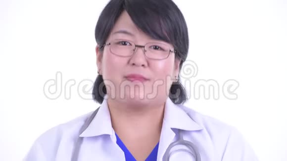 一张快乐超重的亚洲女医生点头肯定视频的预览图