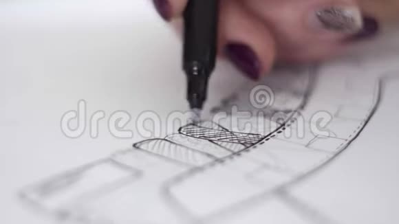 绘制新设计的鞋子的宏图鞋设计师的工作场所铅笔在他的纸上画一个鞋图案视频的预览图
