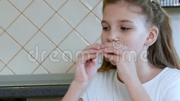 女孩吃百吉饼视频的预览图