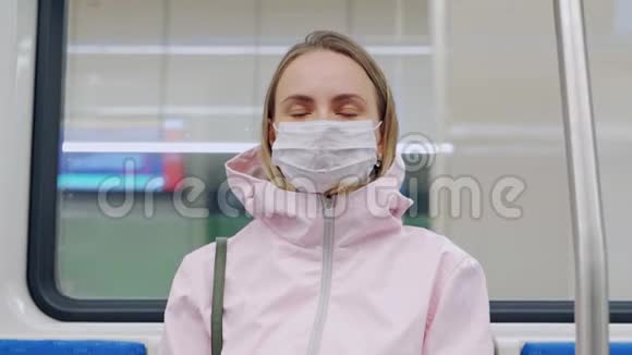 戴防护面罩的女人坐在地铁车上看上去很担心公共场所的预防措施视频的预览图