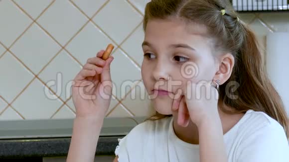 女孩吃百吉饼视频的预览图