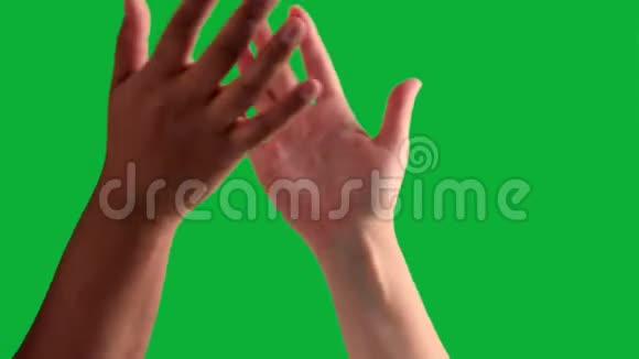 不同肤色的男性手与女性手的手臂摔跤视频的预览图