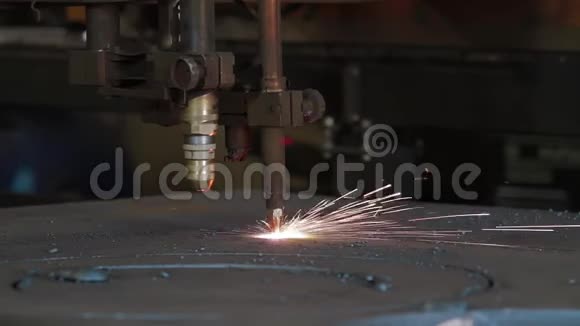钣金切割在生产中重工业的现代工具高精度金属零件制造视频的预览图