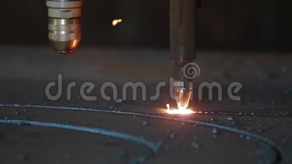 金属切削等离子切割机的工作重工业的现代工具高精度制造视频的预览图