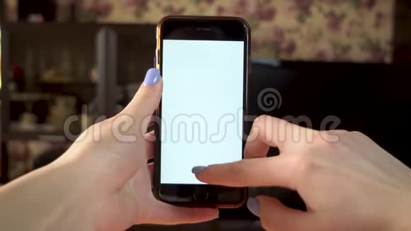 那个女人用电话手使刷卡智能手机与白色屏幕模板视频的预览图