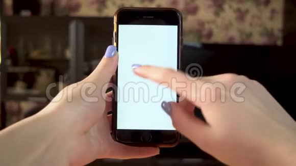 那个女人用电话手使滑动留在智能手机与白色屏幕模板视频的预览图