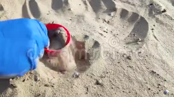 双手戴蓝色手套清除沙子中的塑料碎片废物管理和环境保护的理念视频的预览图