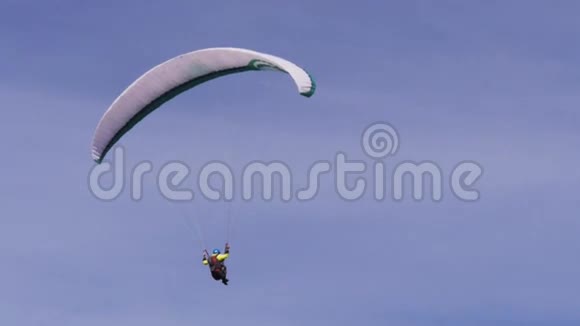 人滑翔伞视频的预览图