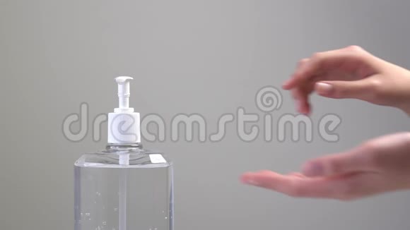 女性使用洗手液视频的预览图