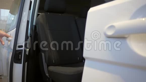 一只雄性的手打开了一辆新的白色汽车在汽车经销商的门在测试之前视频的预览图