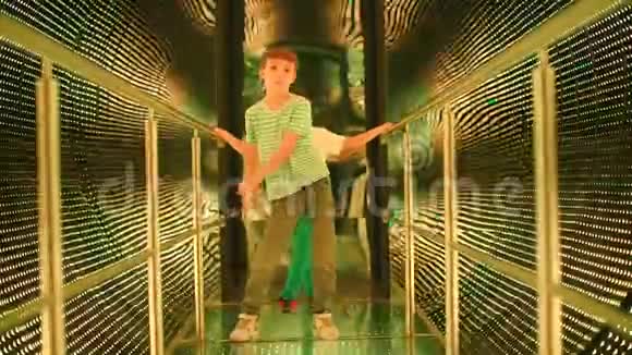 这个男孩在光管里做舞蹈动作视频的预览图