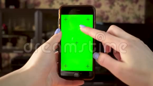 那个女人用电话手使滑动智能手机与绿色屏幕铬钥匙视频的预览图