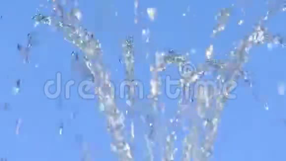 干净的水在蓝天背景下流动视频的预览图