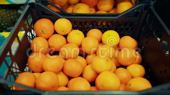 橘子放在黑色塑料盒子里视频的预览图