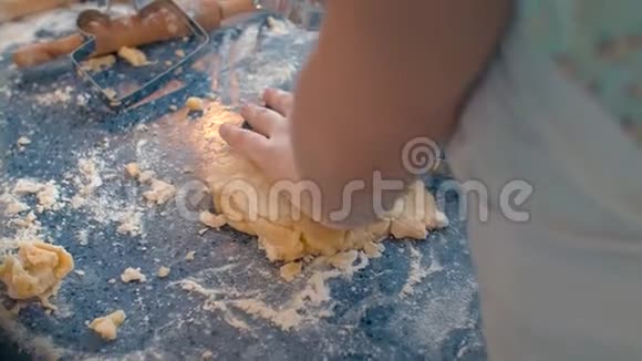一个女孩用切饼机做饼干视频的预览图