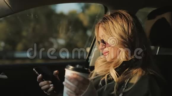 女人在车里喝热茶享受秋日视频的预览图