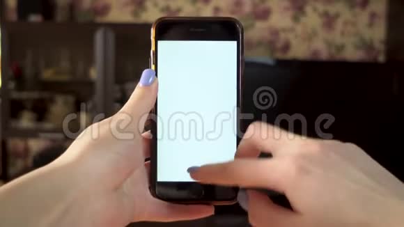 那个女人用电话手使滑动智能手机与白色屏幕模板视频的预览图