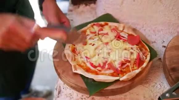 在木板上切割自制披萨视频的预览图