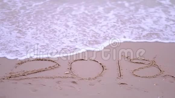 2018年单词的视频片段写在沙滩上被迎面而来的海浪冲走视频的预览图
