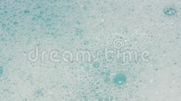 带有气泡的软浴泡沫淡蓝色水近景视频的预览图