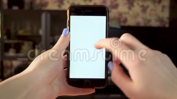 那个女人用电话手使手指点击智能手机与绿色屏幕模板视频的预览图