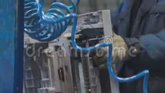 电子垃圾拆解在工厂回收视频的预览图