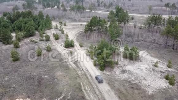 神圣的黑色越野车骑在沙地路上上景视频的预览图