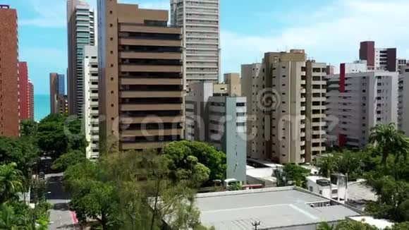 一栋高楼的空中镜头视频的预览图