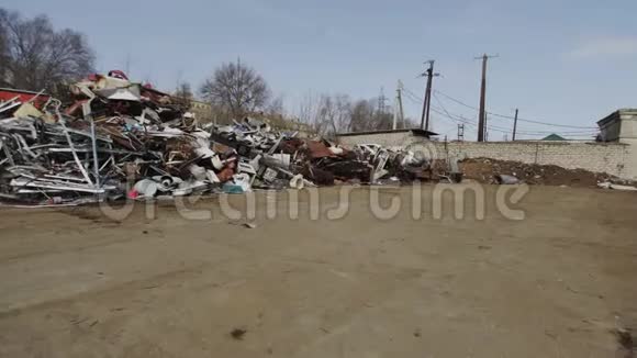 金属废料废物回收处理前的废物堆视频的预览图