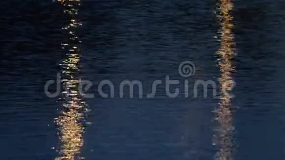 城市灯光在水中的反射视频的预览图