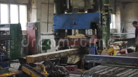锯木机用于切割木板使用滚动金属圆筒和设置刀片大量锯末工业视频的预览图