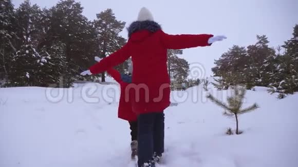 姐妹们和朋友们在冬天在公园里跑步和玩耍庆祝圣诞节冬天下雪的快乐的孩子们视频的预览图