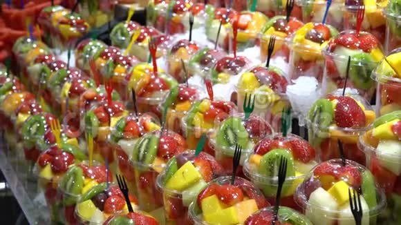 市场上冰杯中的水果冰沙冰上五颜六色的水果视频的预览图