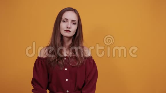 开朗的女人在橙色背景的工作室显示八个手指微笑视频的预览图