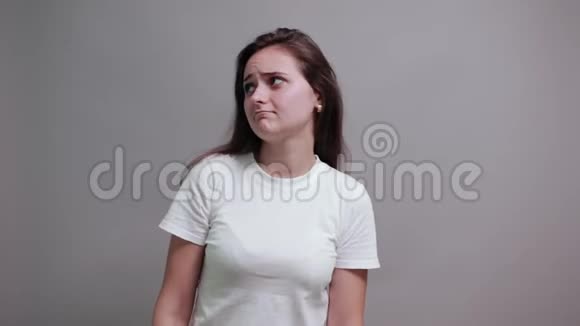 失望的白种人年轻女子穿着时尚的白衬衫露出舌头视频的预览图