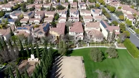 鸟瞰郊区社区与相同的别墅相邻加州圣地亚哥视频的预览图
