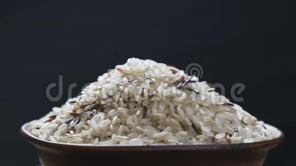 花瓶里的米饭混合物视频的预览图