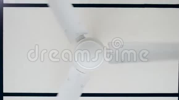 螺旋桨冷却系统在现代办公室天花板安装风扇视频的预览图