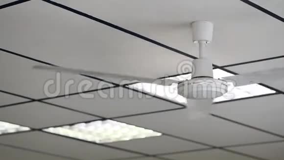 螺旋桨冷却系统在现代办公室视频的预览图