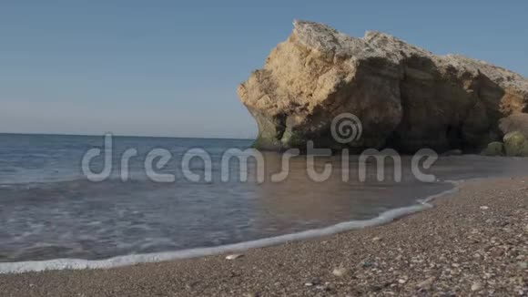 海上冲浪有石头的海岸视频的预览图