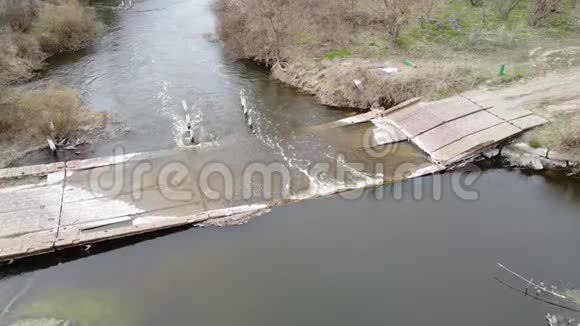 神圣的河水泛滥淹没了浮桥1视频的预览图