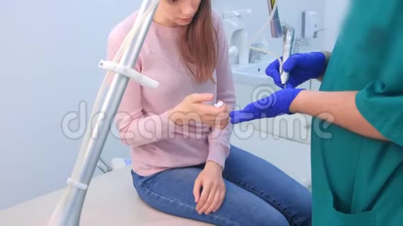 外科医生解释和展示妇女如何使用激光设备移除疣视频的预览图
