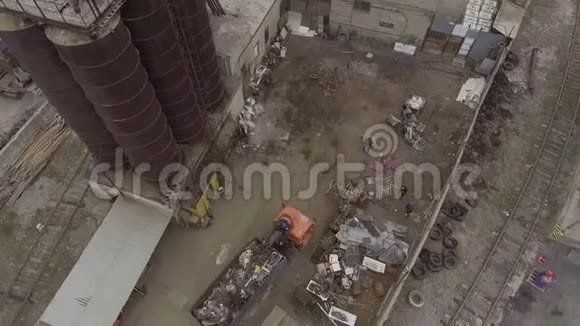 航空飞越一个工业仓库以回收和处置旧的废金属视频的预览图
