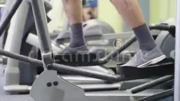 关闭一个男性的脚在健身房锻炼的镜头视频的预览图